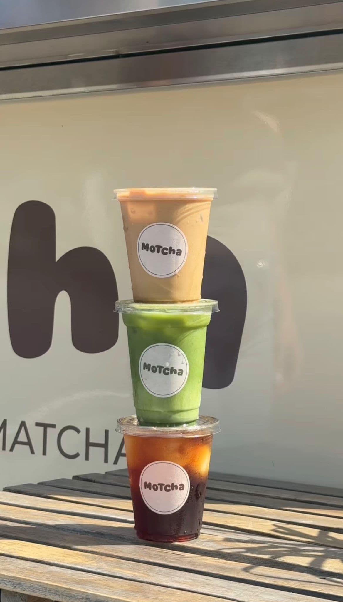 3 boissons l'une sur l'autre, un cold brew, un matcha latte et un café latte
